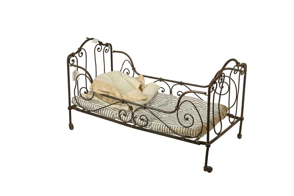 DOLLS: A FRENCH WROUGHT IRON DOLLS CAMPAIGN STYLE BED, LATE 19TH/EARLY 20TH CENTURY