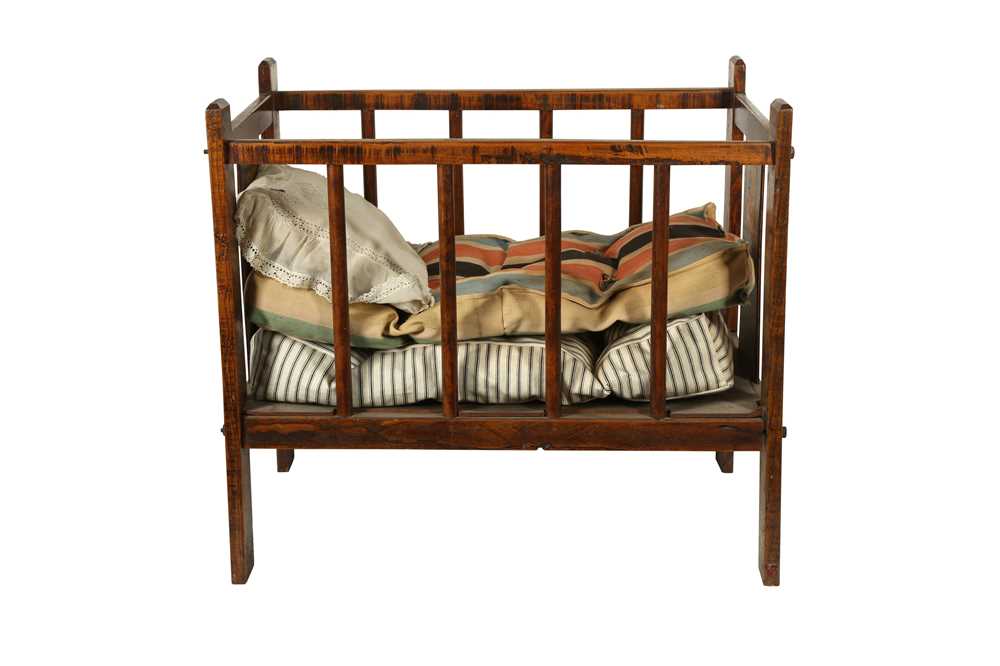 DOLLS: A FRENCH WROUGHT IRON DOLLS CAMPAIGN STYLE BED, LATE 19TH/EARLY 20TH CENTURY - Image 5 of 10