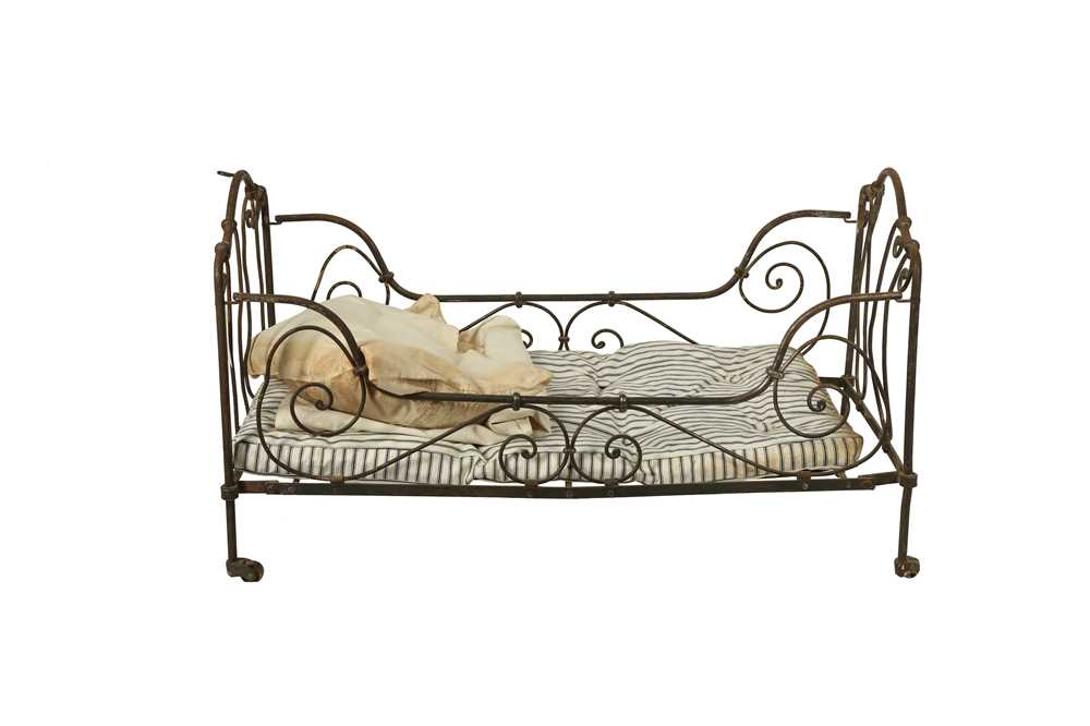 DOLLS: A FRENCH WROUGHT IRON DOLLS CAMPAIGN STYLE BED, LATE 19TH/EARLY 20TH CENTURY - Image 3 of 10