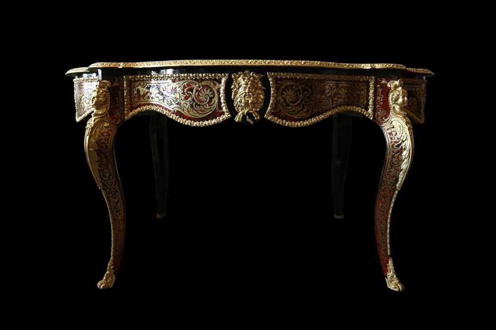 A FINE 19TH CENTURY FRENCH CUT BRASS AND TORTOISESHELL INLAID BOULLE STYLE TABLE - Image 10 of 11