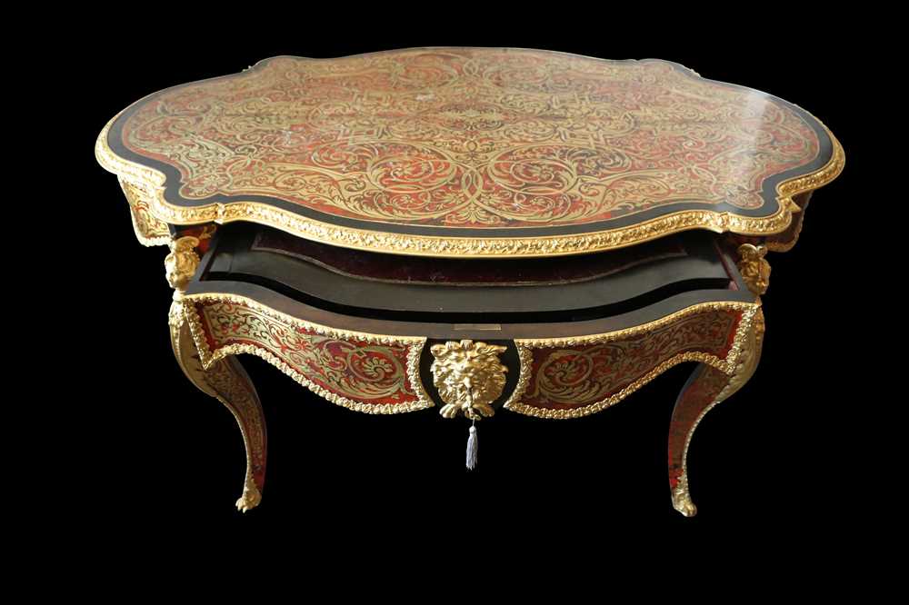 A FINE 19TH CENTURY FRENCH CUT BRASS AND TORTOISESHELL INLAID BOULLE STYLE TABLE - Image 7 of 11