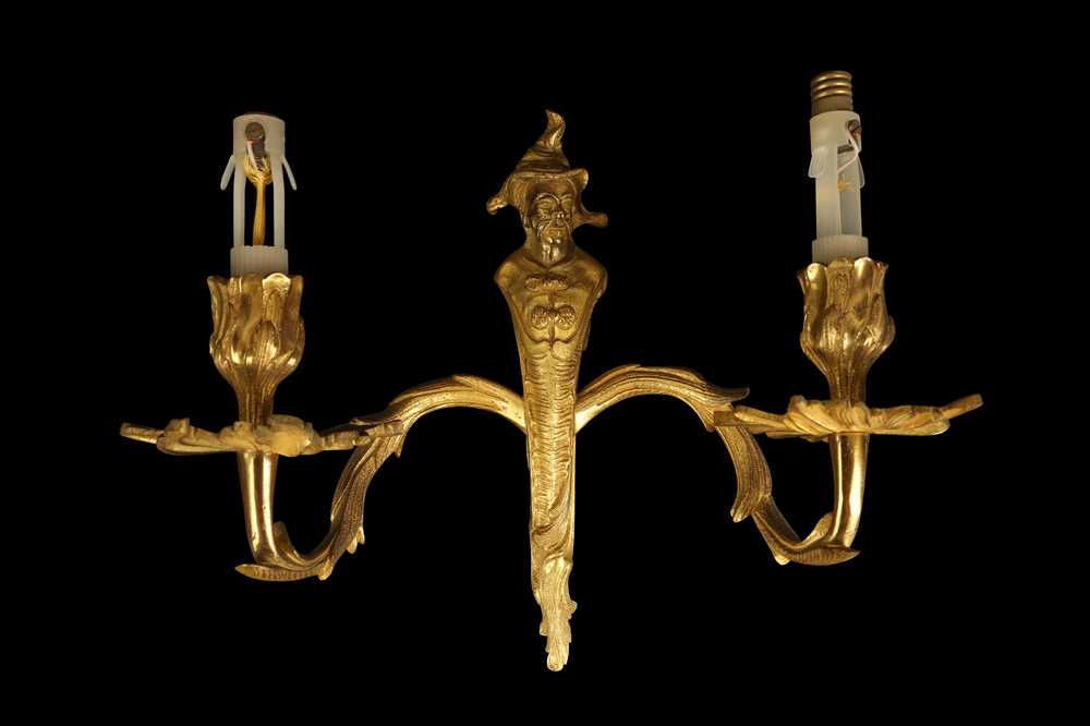 A SET OF FOUR EARLY 20TH CENTURY FRENCH CHINOISERIE STYLE GILT BRONZE WALL LIGHTS - Image 2 of 5
