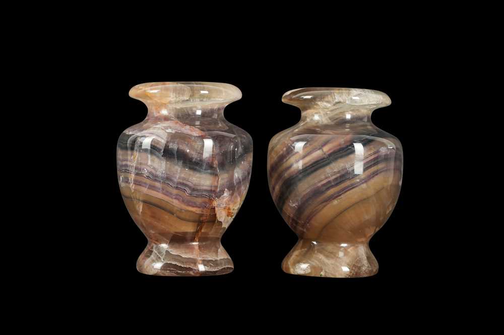 A PAIR OF BANDED AGATE VASES - Image 4 of 6