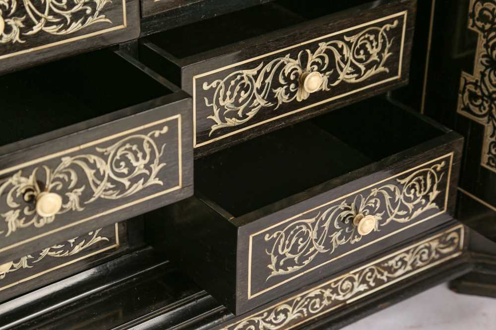 A 19TH CENTURY ITALIAN EBONISED, HARDSTONE AND IVORY INLAID TABLE CABINET - Image 9 of 12