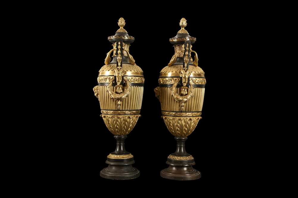 A LARGE AND IMPRESSIVE PAIR OF LATE 19TH / 20TH CENTURY FRENCH BRONZE URNS AND COVERS IN THE MANNER - Image 4 of 4