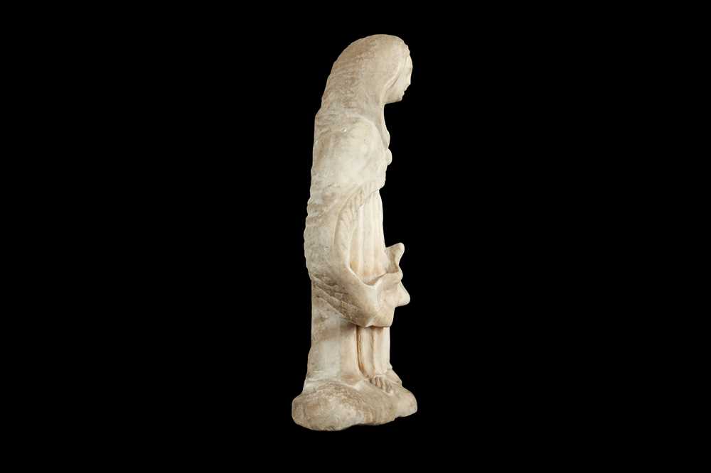 A 17TH CENTURY MARBLE FIGURE OF THE MADONNA, PROBABLY FROM SOUTHERN FRANCE OR SPAIN - Image 2 of 5