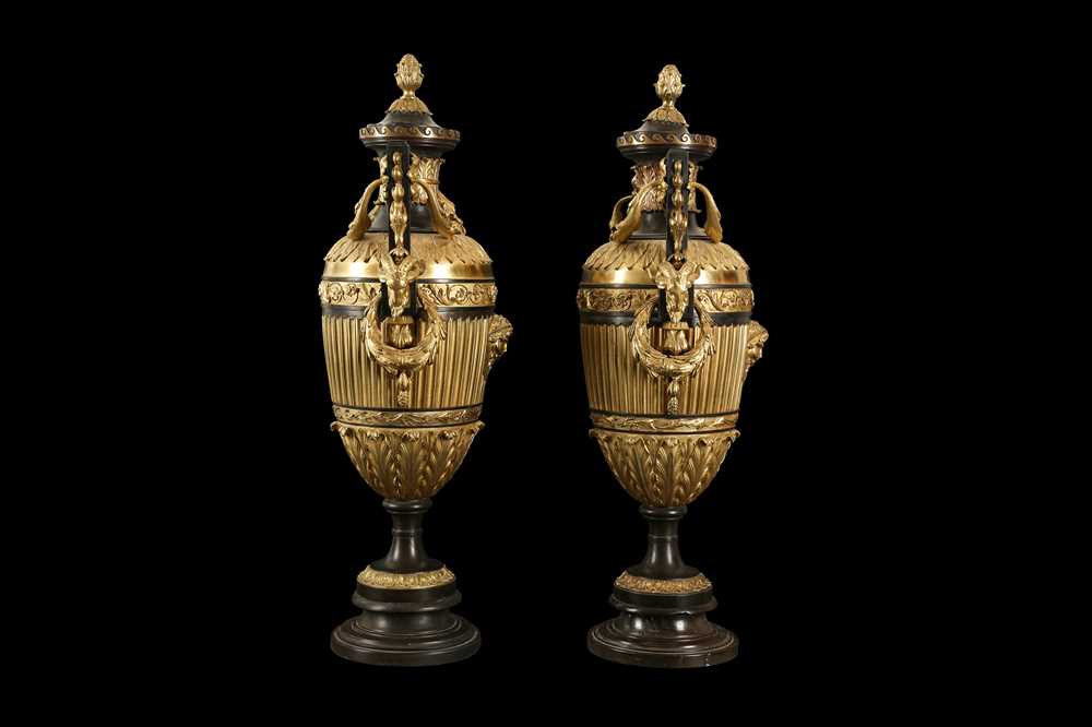 A LARGE AND IMPRESSIVE PAIR OF LATE 19TH / 20TH CENTURY FRENCH BRONZE URNS AND COVERS IN THE MANNER - Image 3 of 4