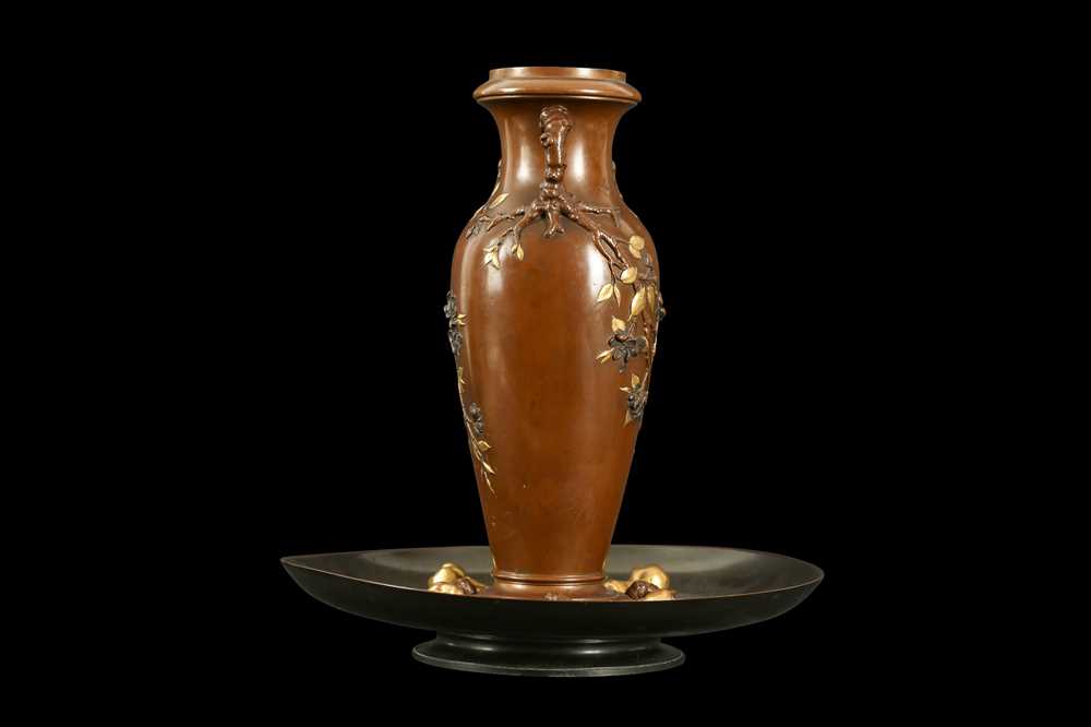 A LATE 19TH CENTURY FRENCH JAPONISME STYLE BRONZE AND PARCEL GILT VASE - Image 2 of 4