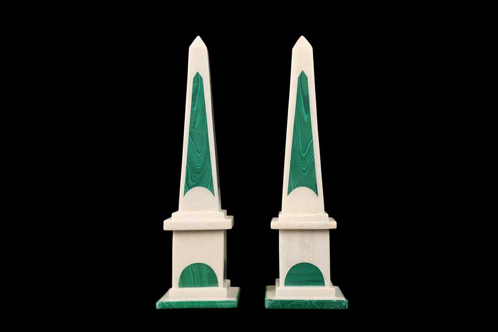 A PAIR OF WHITE MARBLE AND MALACHITE OBELISKS - Image 4 of 7