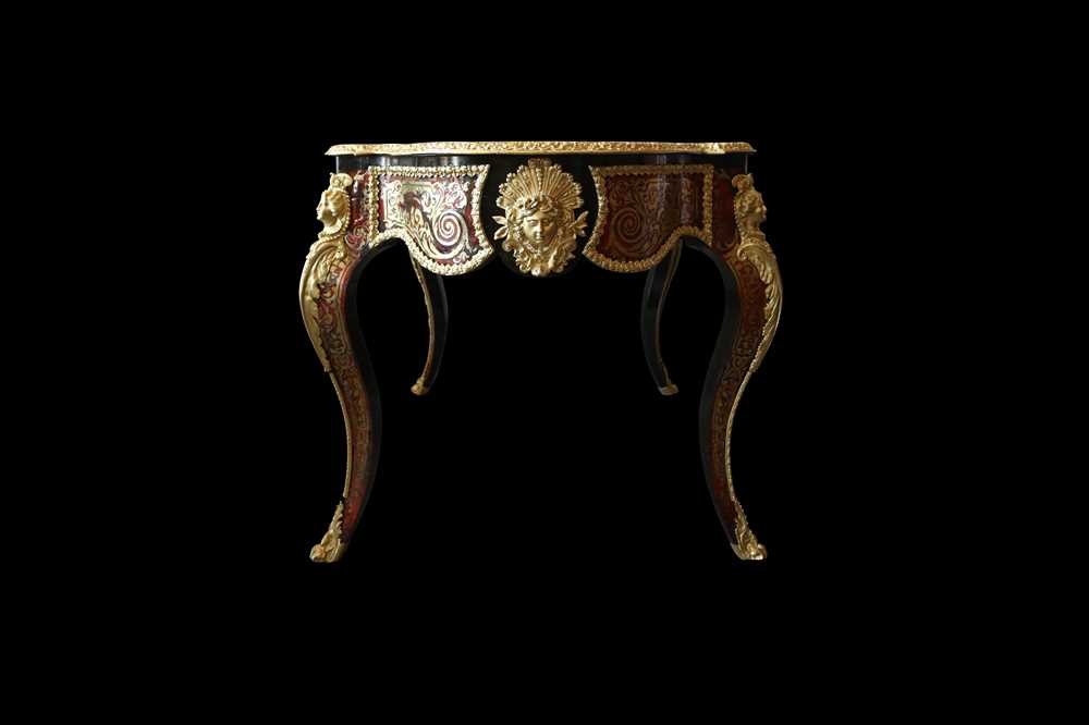 A FINE 19TH CENTURY FRENCH CUT BRASS AND TORTOISESHELL INLAID BOULLE STYLE TABLE - Image 4 of 11