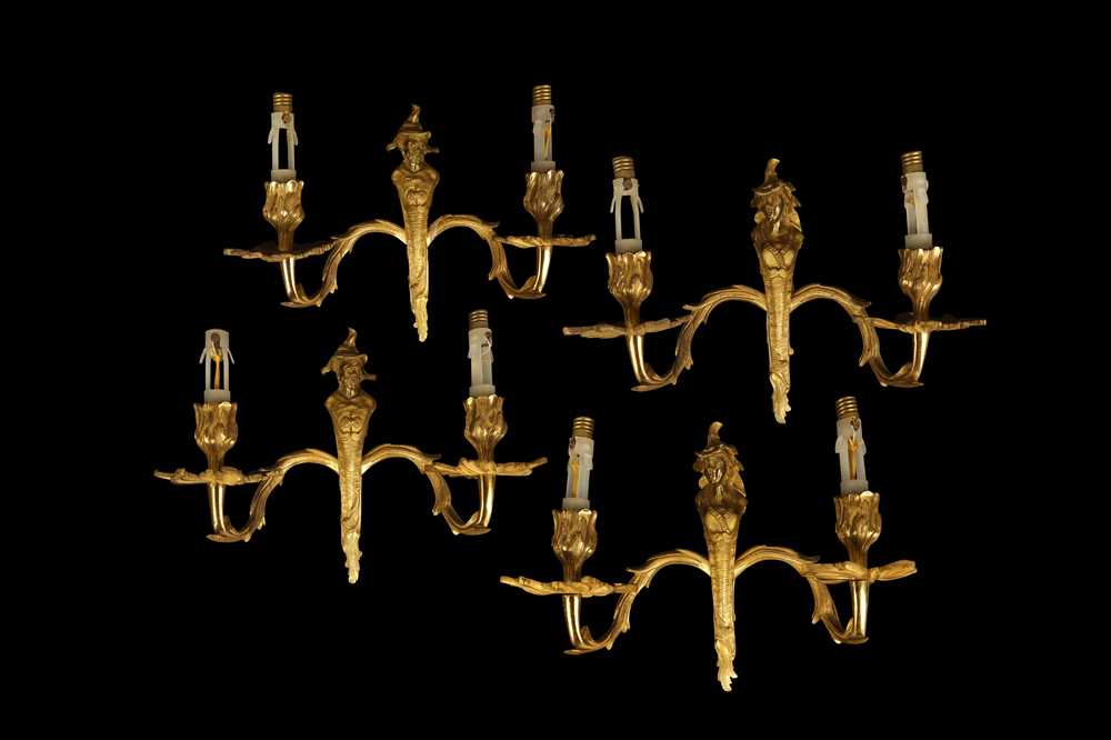 A SET OF FOUR EARLY 20TH CENTURY FRENCH CHINOISERIE STYLE GILT BRONZE WALL LIGHTS