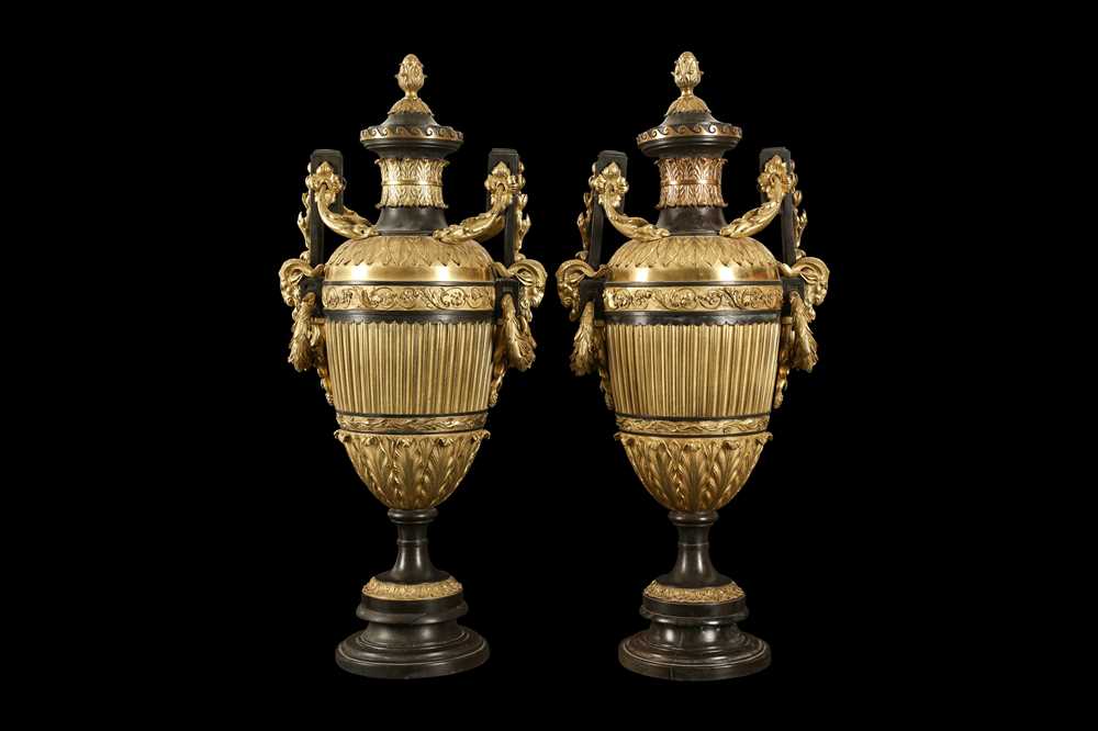 A LARGE AND IMPRESSIVE PAIR OF LATE 19TH / 20TH CENTURY FRENCH BRONZE URNS AND COVERS IN THE MANNER - Image 2 of 4