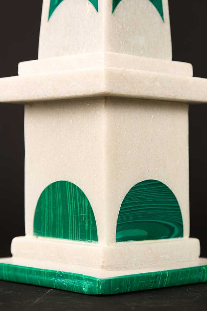 A PAIR OF WHITE MARBLE AND MALACHITE OBELISKS - Image 5 of 7