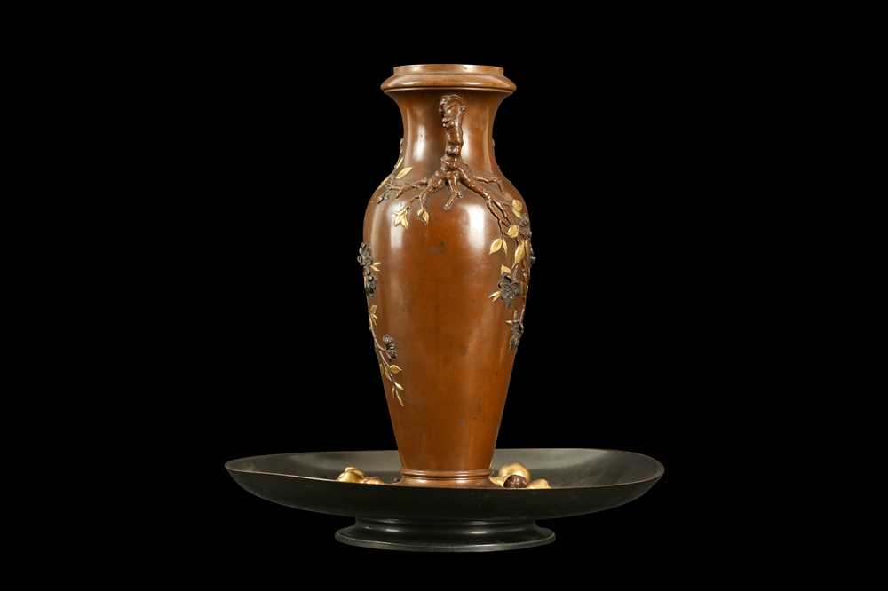 A LATE 19TH CENTURY FRENCH JAPONISME STYLE BRONZE AND PARCEL GILT VASE - Image 4 of 4