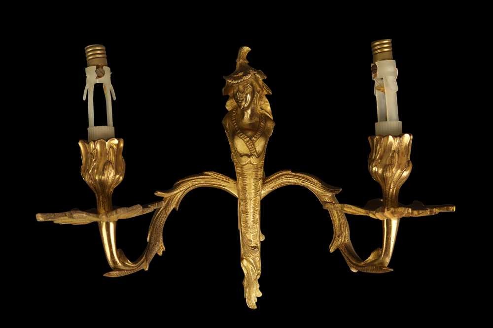 A SET OF FOUR EARLY 20TH CENTURY FRENCH CHINOISERIE STYLE GILT BRONZE WALL LIGHTS - Image 4 of 5