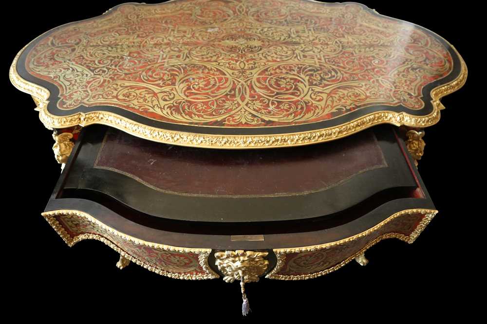 A FINE 19TH CENTURY FRENCH CUT BRASS AND TORTOISESHELL INLAID BOULLE STYLE TABLE - Image 5 of 11