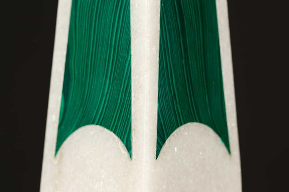 A PAIR OF WHITE MARBLE AND MALACHITE OBELISKS - Image 6 of 7