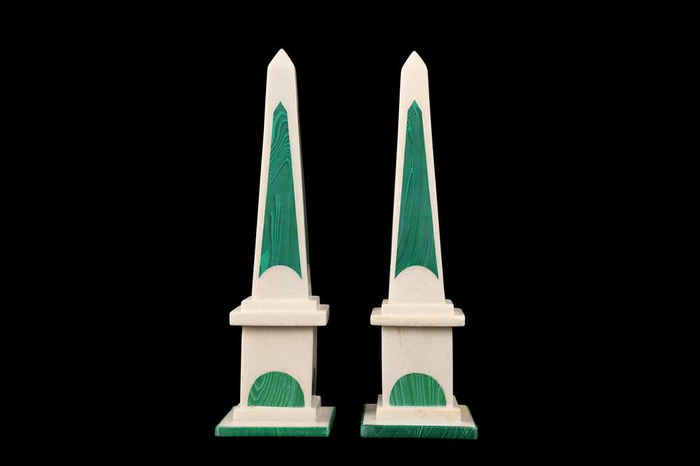 A PAIR OF WHITE MARBLE AND MALACHITE OBELISKS - Image 2 of 7