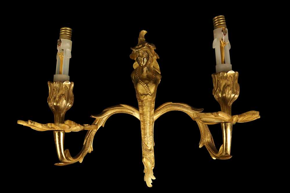 A SET OF FOUR EARLY 20TH CENTURY FRENCH CHINOISERIE STYLE GILT BRONZE WALL LIGHTS - Image 3 of 5