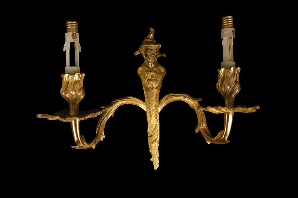 A SET OF FOUR EARLY 20TH CENTURY FRENCH CHINOISERIE STYLE GILT BRONZE WALL LIGHTS - Image 5 of 5