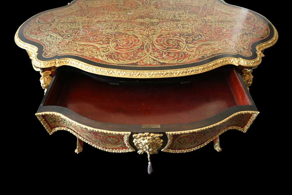 A FINE 19TH CENTURY FRENCH CUT BRASS AND TORTOISESHELL INLAID BOULLE STYLE TABLE - Image 8 of 11