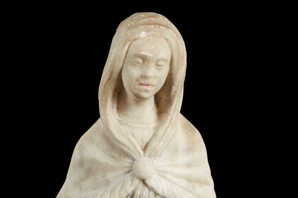 A 17TH CENTURY MARBLE FIGURE OF THE MADONNA, PROBABLY FROM SOUTHERN FRANCE OR SPAIN - Image 5 of 5