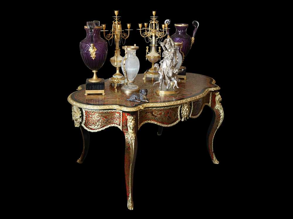 A FINE 19TH CENTURY FRENCH CUT BRASS AND TORTOISESHELL INLAID BOULLE STYLE TABLE - Image 2 of 11
