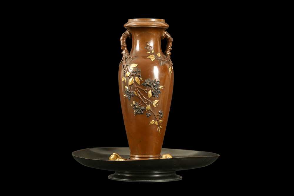 A LATE 19TH CENTURY FRENCH JAPONISME STYLE BRONZE AND PARCEL GILT VASE - Image 3 of 4