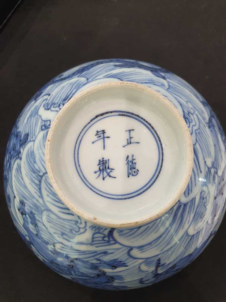 A CHINESE BLUE AND WHITE 'MYTHICAL BEASTS' BOWL. - Image 16 of 17
