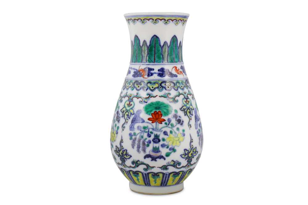 A CHINESE DOUCAI 'LOTUS' VASE.