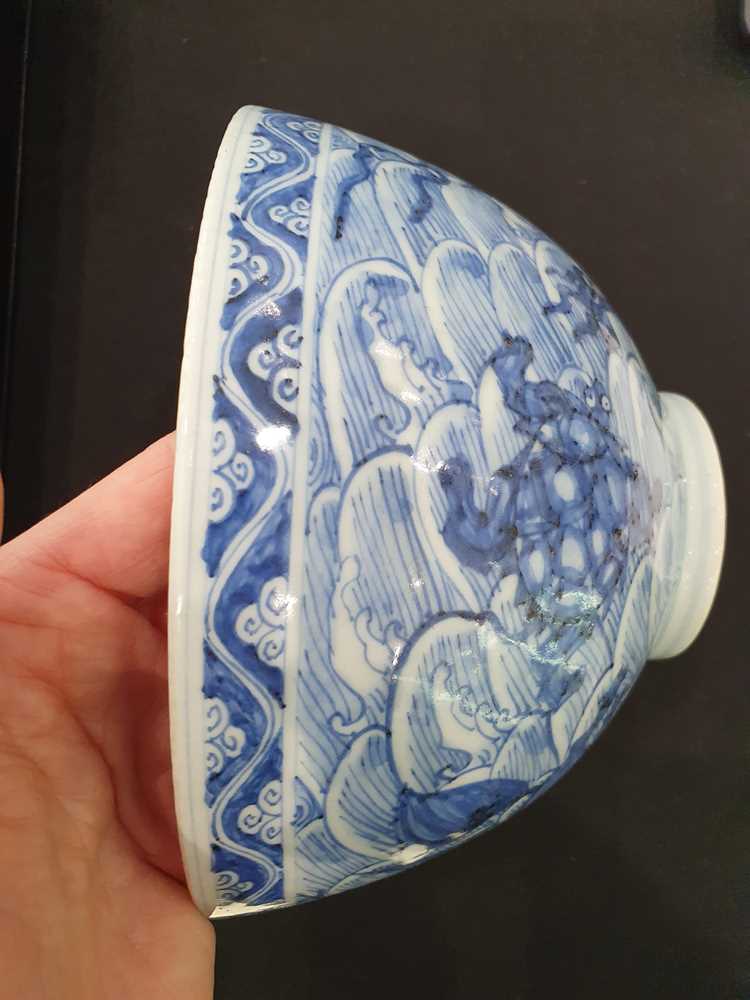 A CHINESE BLUE AND WHITE 'MYTHICAL BEASTS' BOWL. - Image 7 of 17