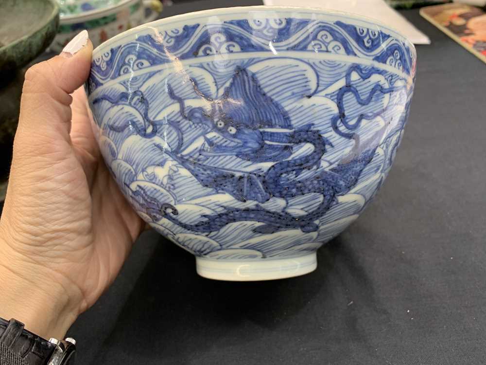 A CHINESE BLUE AND WHITE 'MYTHICAL BEASTS' BOWL. - Image 8 of 17