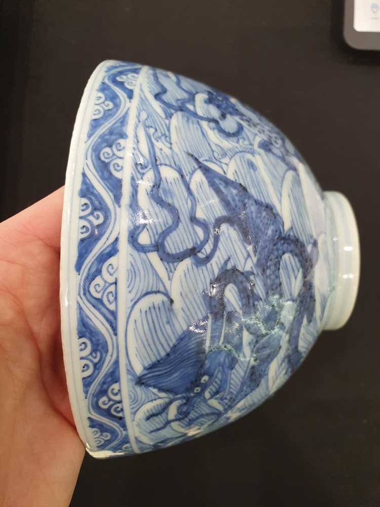 A CHINESE BLUE AND WHITE 'MYTHICAL BEASTS' BOWL. - Image 6 of 17
