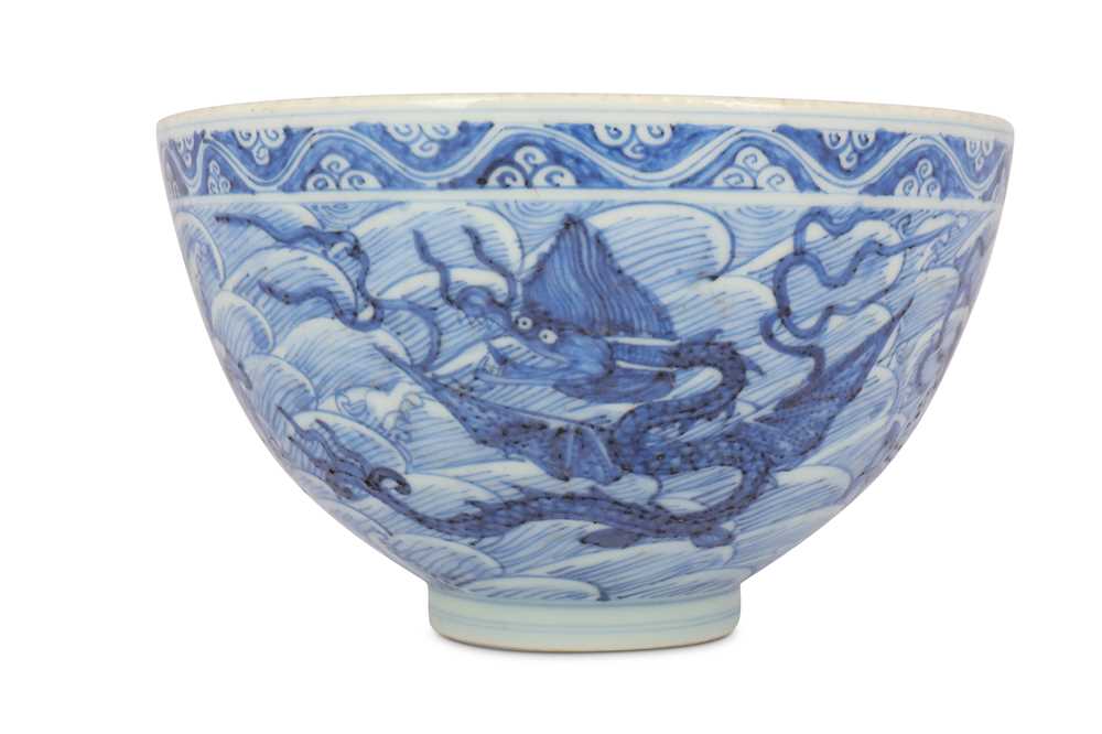 A CHINESE BLUE AND WHITE 'MYTHICAL BEASTS' BOWL.