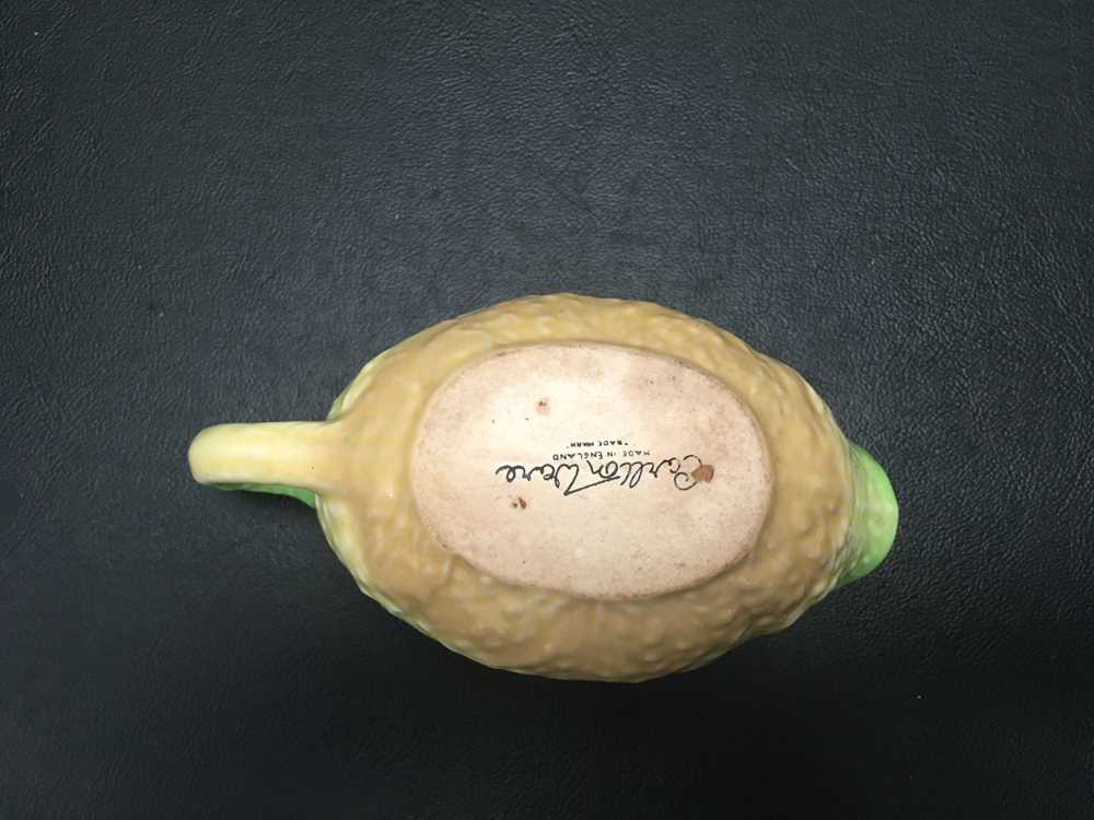 A COLLECTION OF CARLTONWARE LEAF FORM POTTERY WARES, 20TH CENTURY - Image 17 of 24