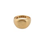 A GOLD SIGNET RING