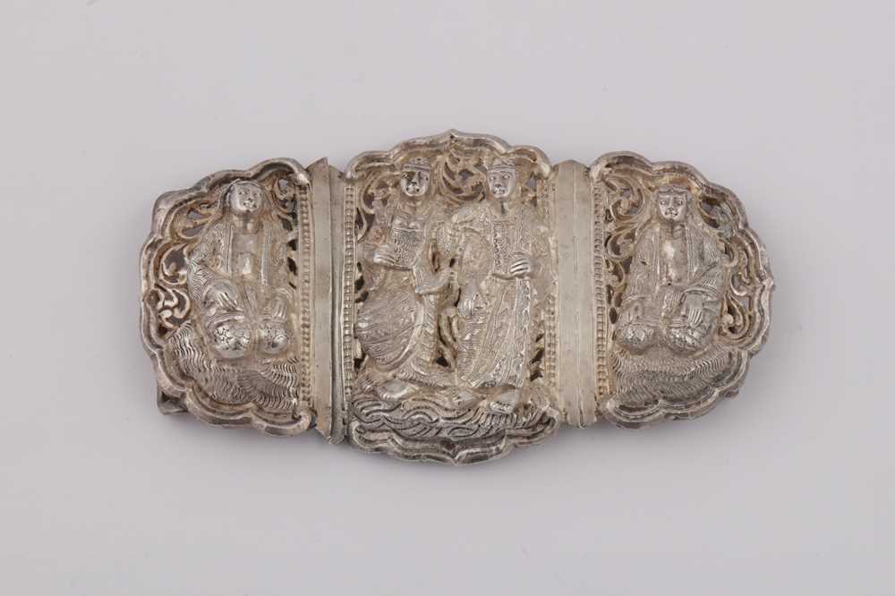 An early to mid-20th century Burmese unmarked silver buckle, possibly Thayetmyo circa 1920-40 - Image 2 of 5