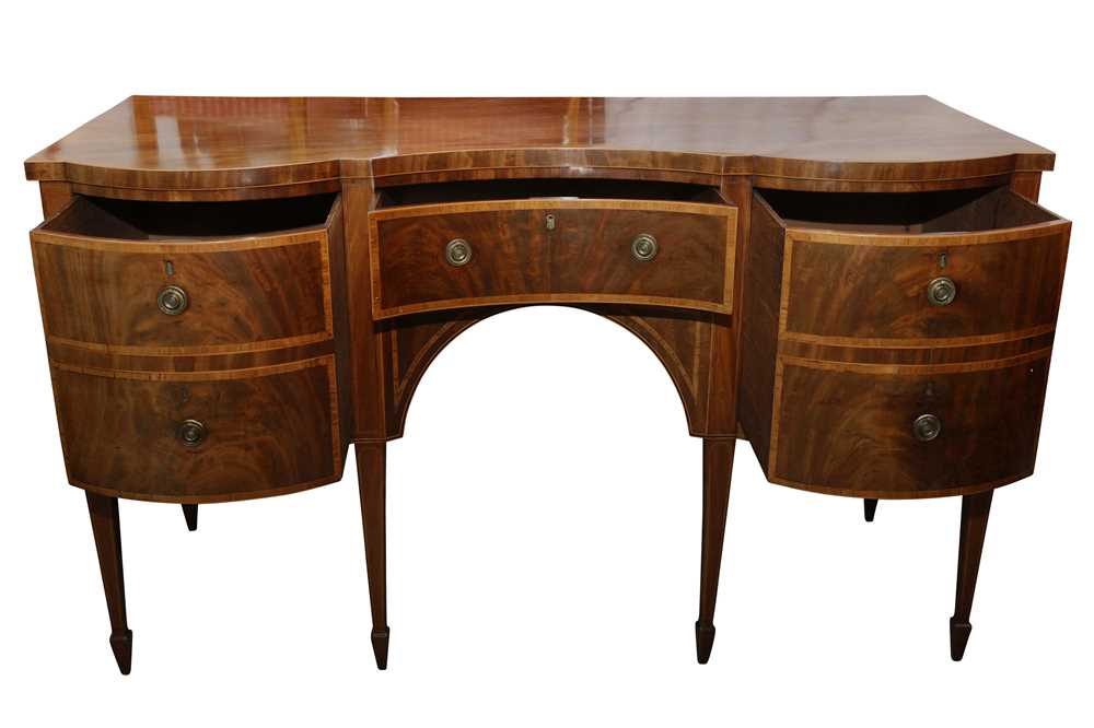 AN EARLY 19TH CENTURY STRUNG MAHOGANY AND CROSSBANDED CONCAVE FRONTED SIDEBOARD - Image 2 of 7