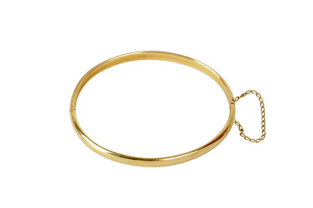 A HINGED BANGLE