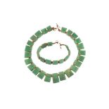 AN AVENTURINE QUARTZ NECKLACE AND BRACELET