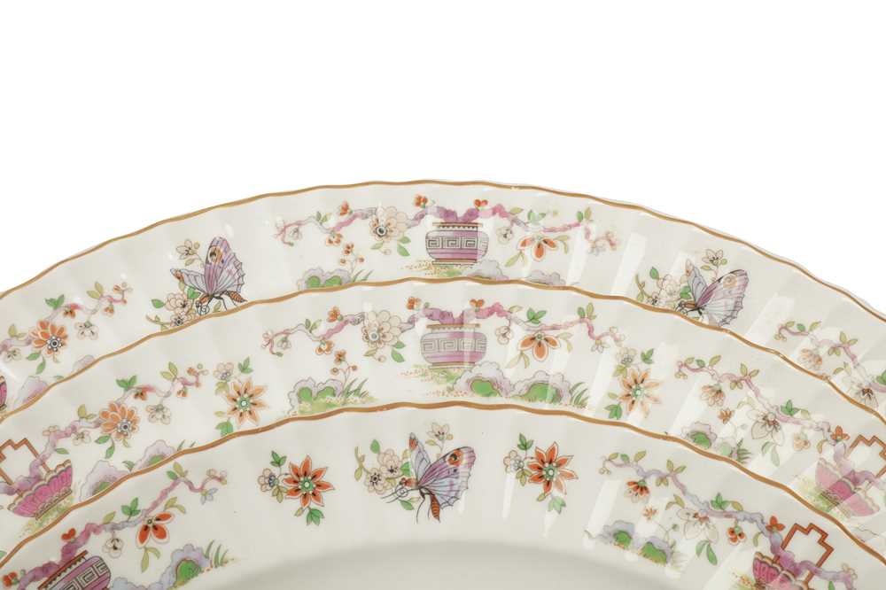 A ROYAL WORCESTER BONE CHINA PART DINNER SERVICE IN THE PEKIN PATTERN - Image 4 of 5