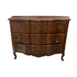 AN EARLY 18TH CENTURY FRENCH WALNUT AND OAK CHEST OF DRAWERS