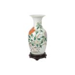 A CHINESE PORCELAIN VASE, LATE 19TH/EARLY 20TH CENTURY