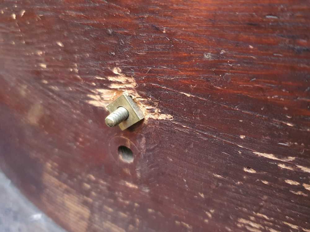 AN EARLY 19TH CENTURY STRUNG MAHOGANY AND CROSSBANDED CONCAVE FRONTED SIDEBOARD - Image 4 of 7