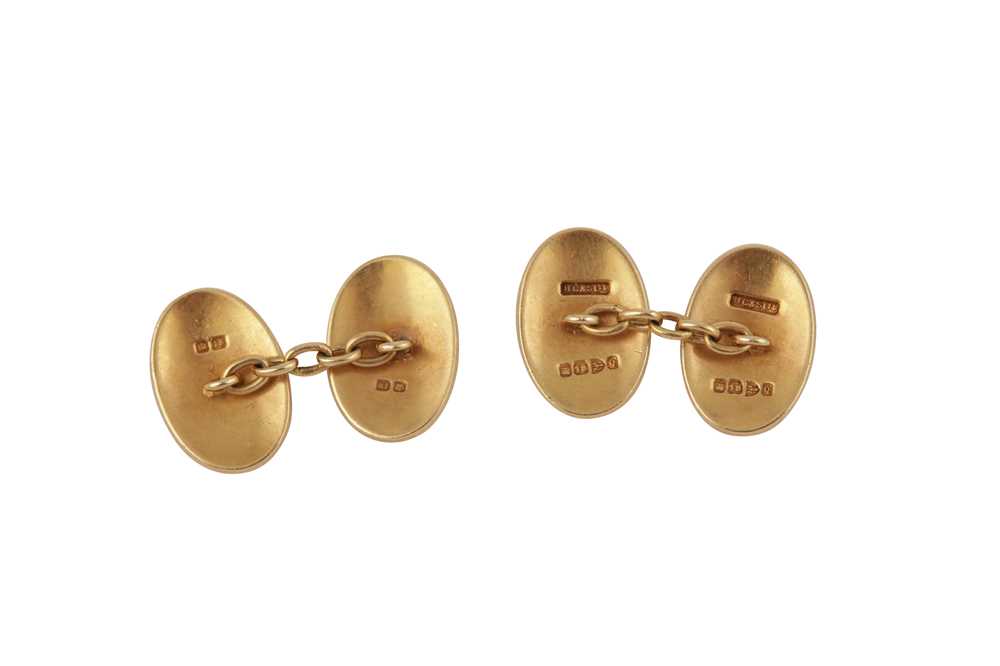 A PAIR OF GOLD CUFFLINKS - Image 2 of 2