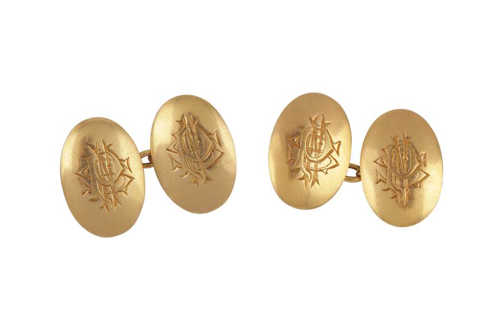 A PAIR OF GOLD CUFFLINKS