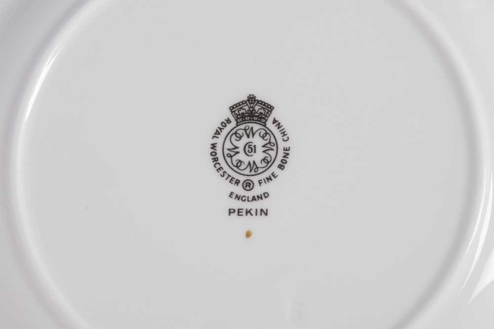 A ROYAL WORCESTER BONE CHINA PART DINNER SERVICE IN THE PEKIN PATTERN - Image 3 of 5