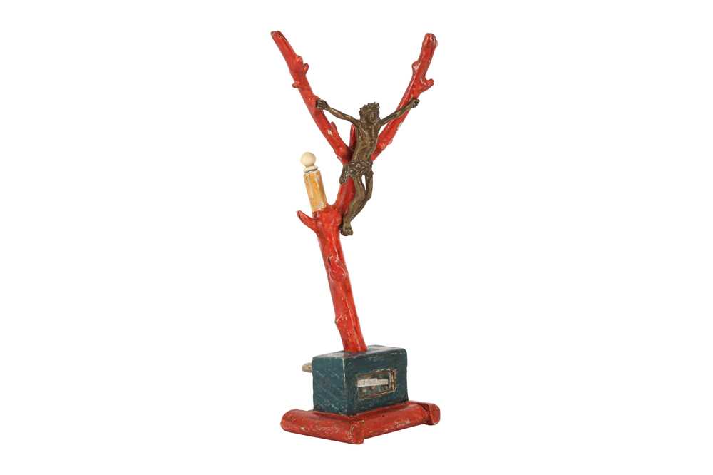 A 19TH CENTURY PAINTED WOOD, FAUX CORAL AND BRONZE CRUCIFIX - Image 3 of 3