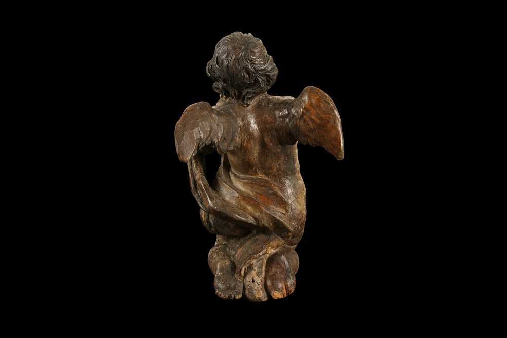 AN EARLY 17TH CENTURY SOUTH GERMAN POLYCHROME DECORATED AND CARVED WOOD FIGURE OF A CHERUB - Image 2 of 7