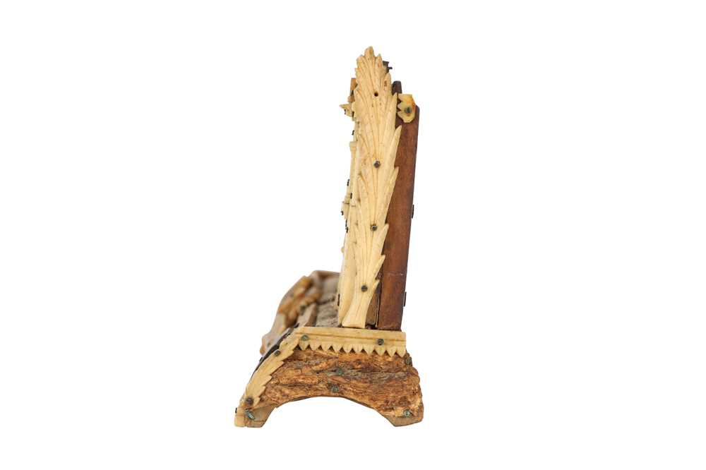 AN ITALIAN WW1 PERIOD CARVED BONE AND WOOD PRISONER OF WAR MODEL OF A RAILWAY BRIDGE DATED 1918 - Image 5 of 6